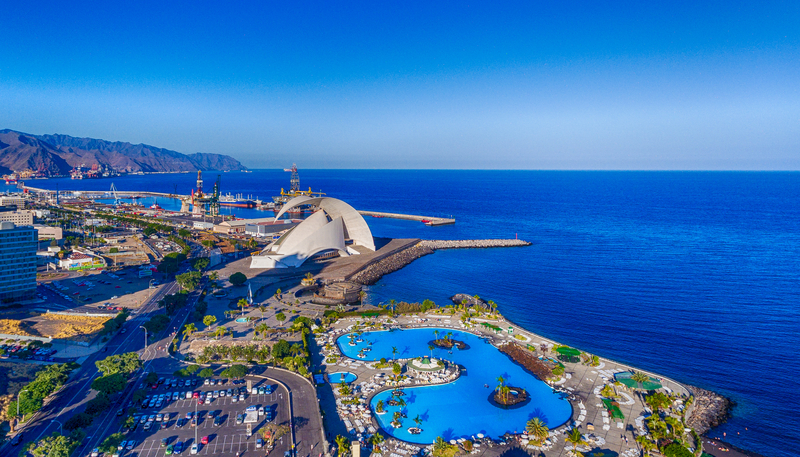 El Aeropuerto TFS se ubica a 60 kilómetros al suroeste de Santa Cruz de Tenerife.